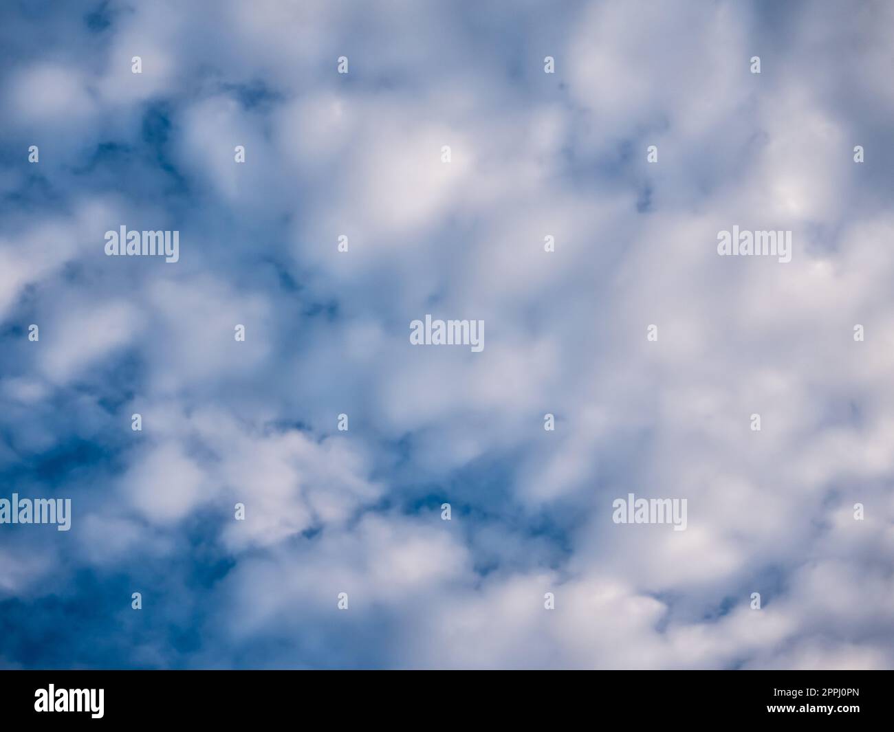 ciel bleu foncé avec nuage. Banque D'Images