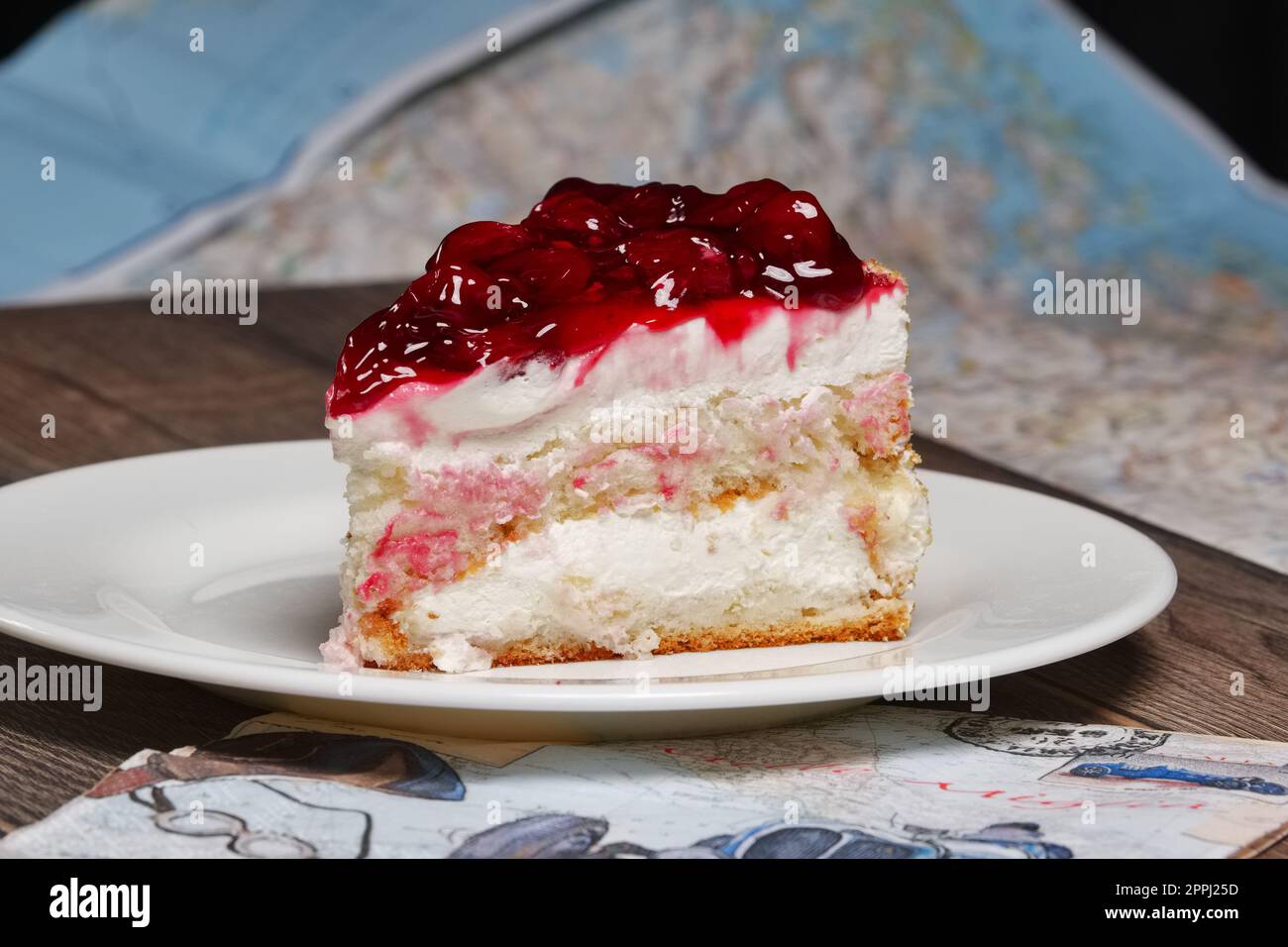 Morceau de gâteau frais à la cerise Banque D'Images