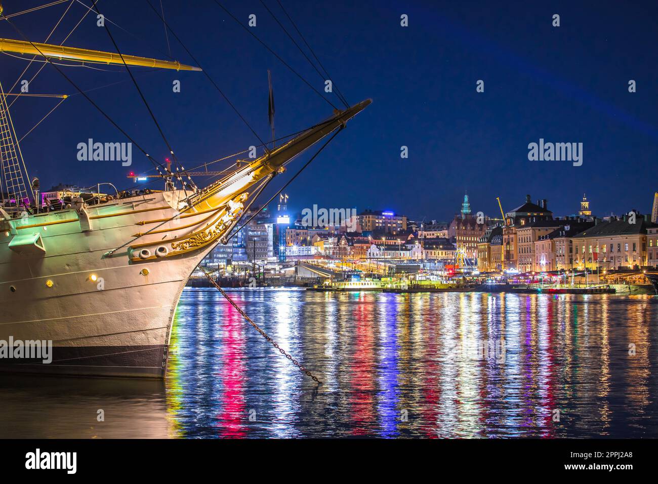 Port de Stockholm et vue en soirée sur le front de mer Banque D'Images Port de Stockholm et vue en soirée sur le front de mer Banque D'Images