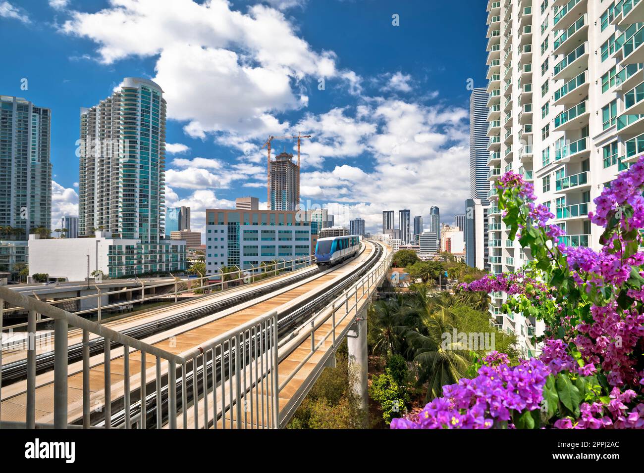 Vue colorée sur les toits du centre-ville de Miami et le train de déménageurs futuriste Banque D'Images