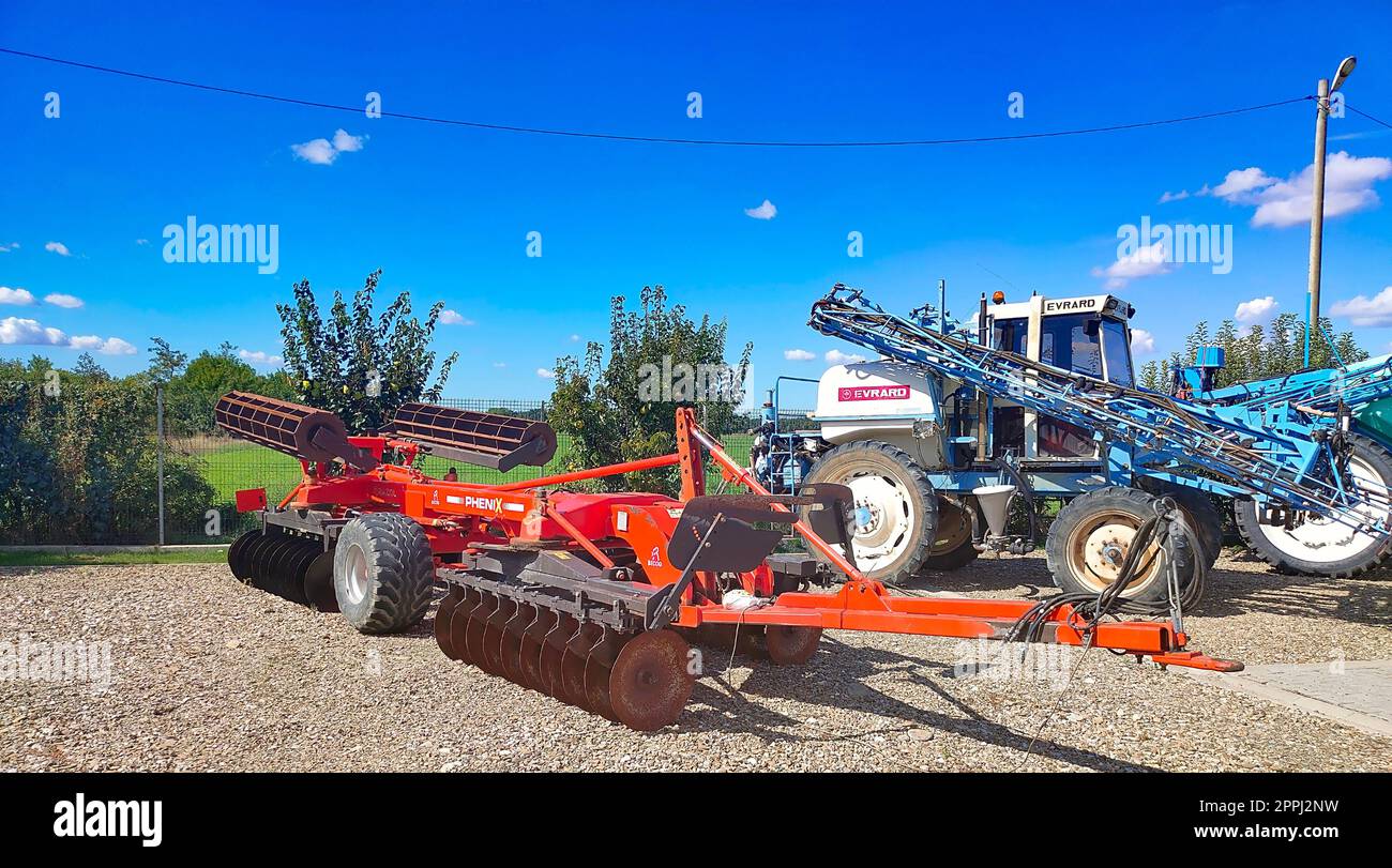 Bacau, Roumanie - 12 septembre 2022 : Grande charrue à disques Phenix, remorquage pour tracteurs pour labourer les champs et équipement d'irrigation EVRARD en Roumanie Banque D'Images