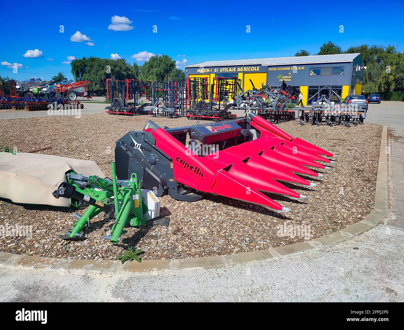 Bacau, Roumanie - 12 septembre 2022 : barre de coupe à maïs Capello et charrue à disques Banque D'Images