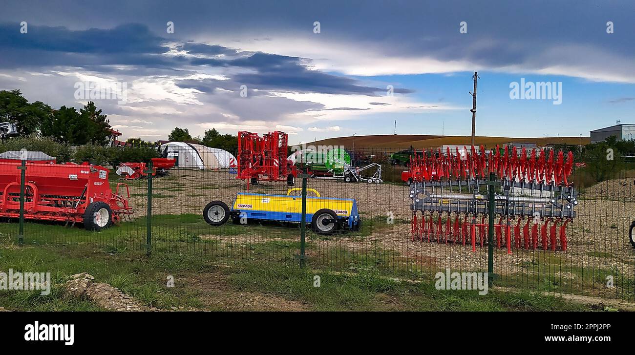 Bacau, Roumanie - 11 septembre 2022 : semoir et grande charrue à disques Gaspardo, remorquage pour tracteurs pour labourer les champs Banque D'Images