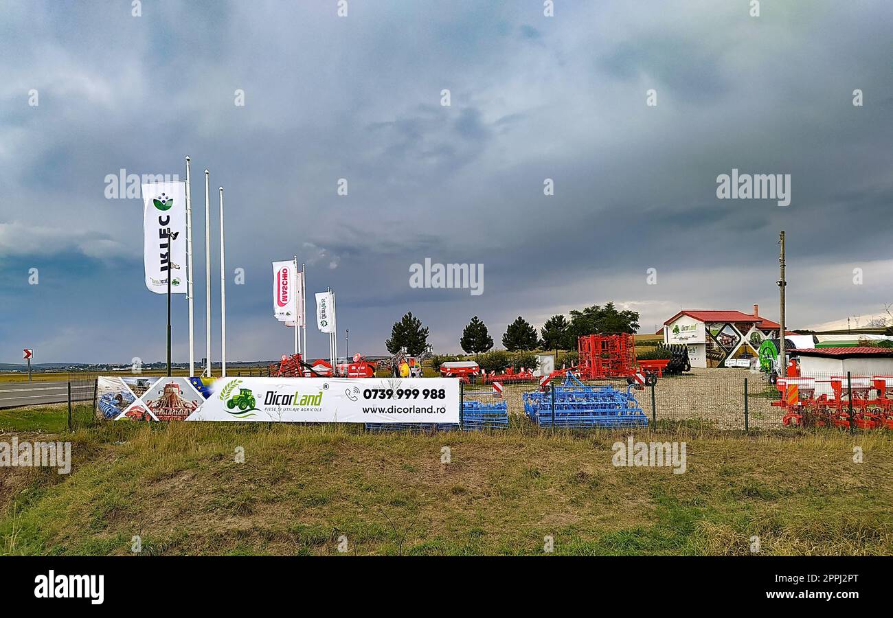 Bacau, Roumanie - 11 septembre 2022 : semoir et grande charrue à disques Gaspardo, remorquage pour tracteurs pour labourer les champs Banque D'Images