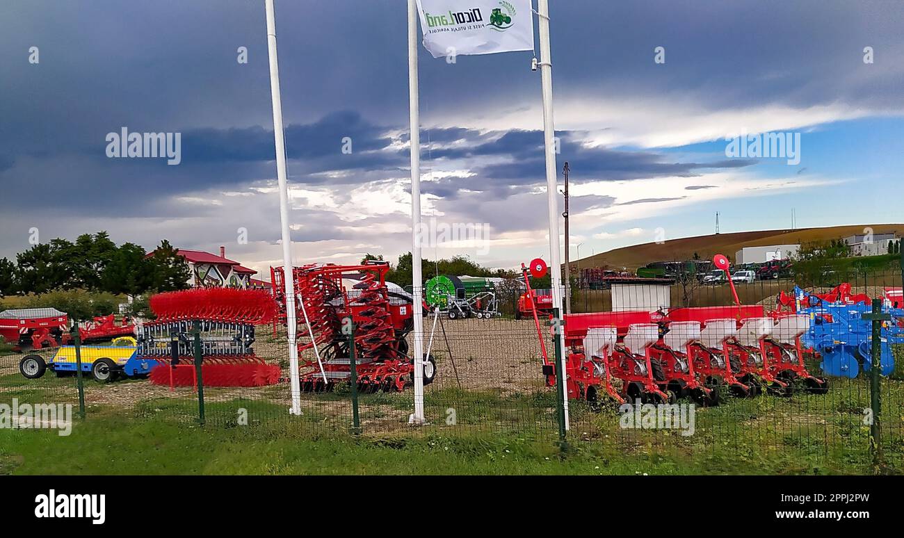 Bacau, Roumanie - 11 septembre 2022 : semoir et grande charrue à disques Gaspardo, remorquage pour tracteurs pour labourer les champs Banque D'Images