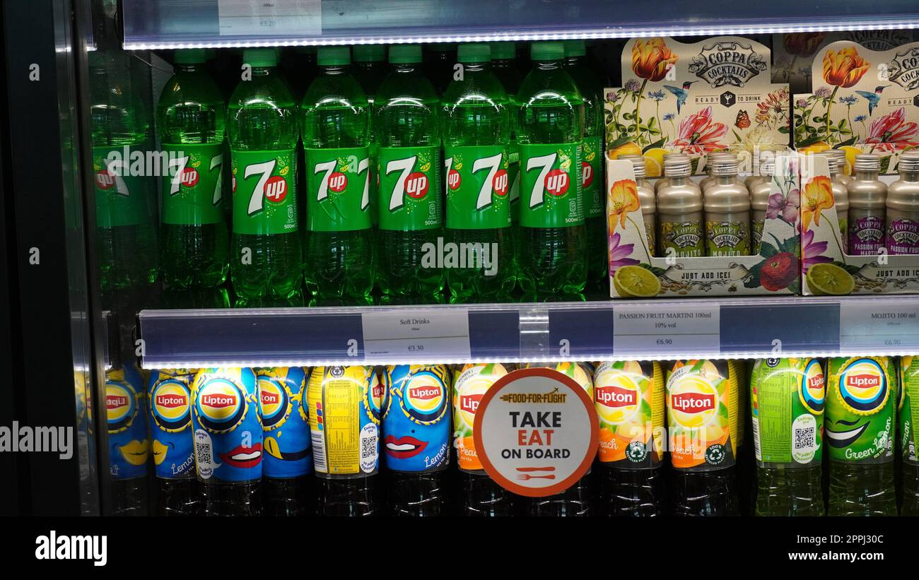 Limassol, Chypre - 12 octobre 2022: 7 up et autres boissons gazéifiées bouteilles en plastique sur les étagères hypermarchés Banque D'Images
