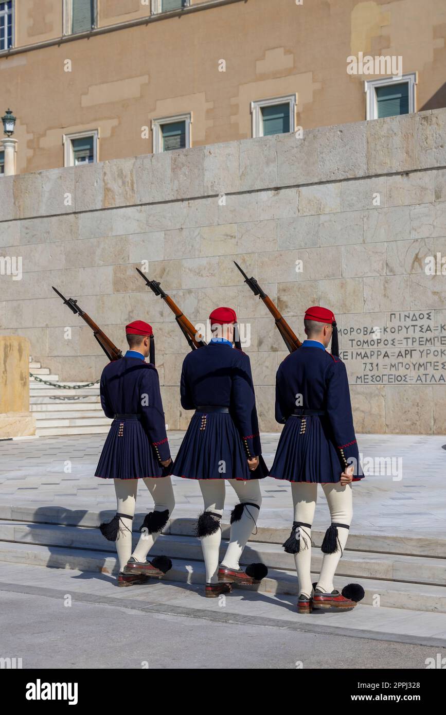 Relève de la garde devant le Parlement grec (ancien Palais Royal) par Evzones, Athènes, Grèce Banque D'Images