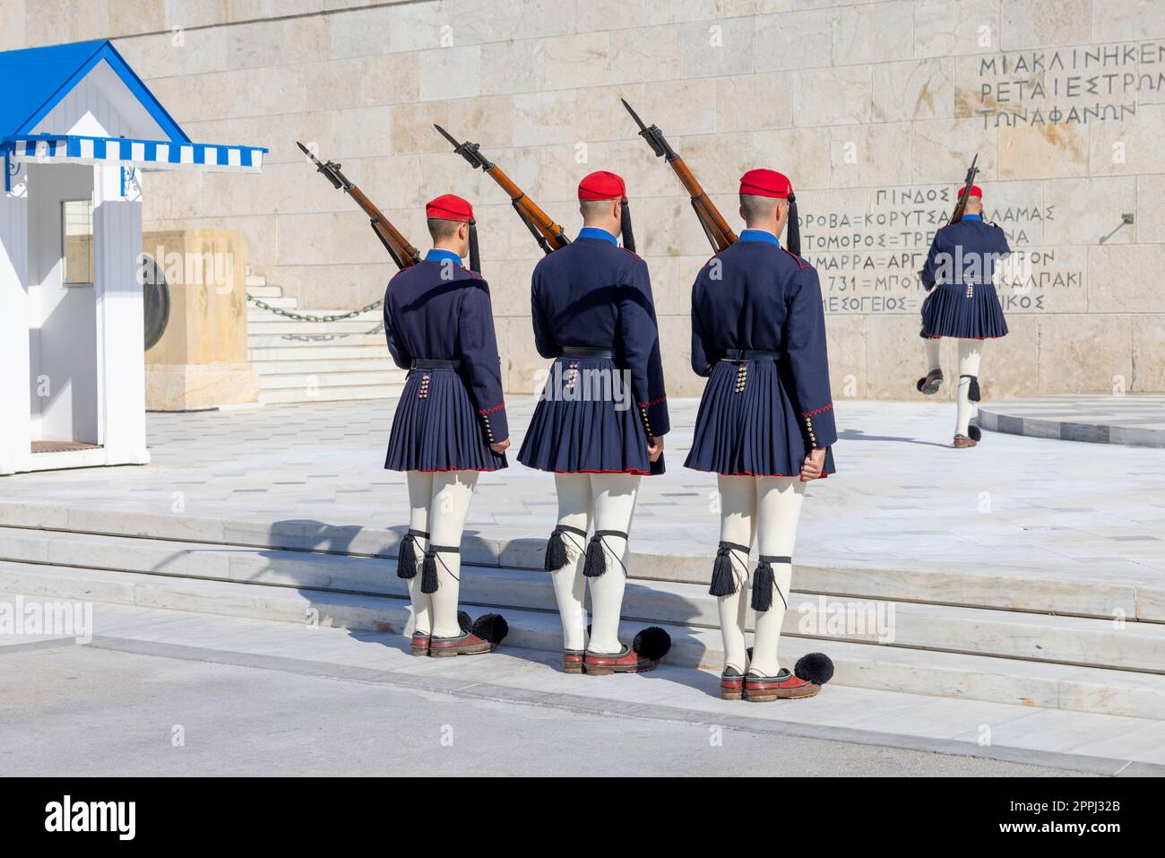 Relève de la garde devant le Parlement grec (ancien Palais Royal) par  Evzones, Athènes, Grèce Photo Stock - Alamy