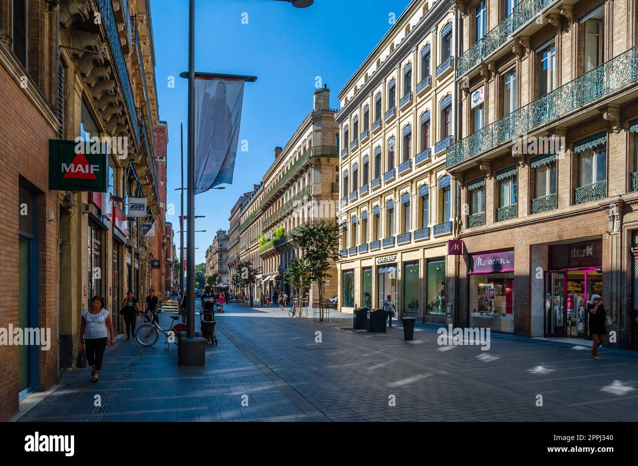 TOULOUSE, FRANCE - 5 SEPTEMBRE 2013 : scène urbaine, vue sur les rues de la vieille ville de Toulouse, Occitanie, sud de la France Banque D'Images