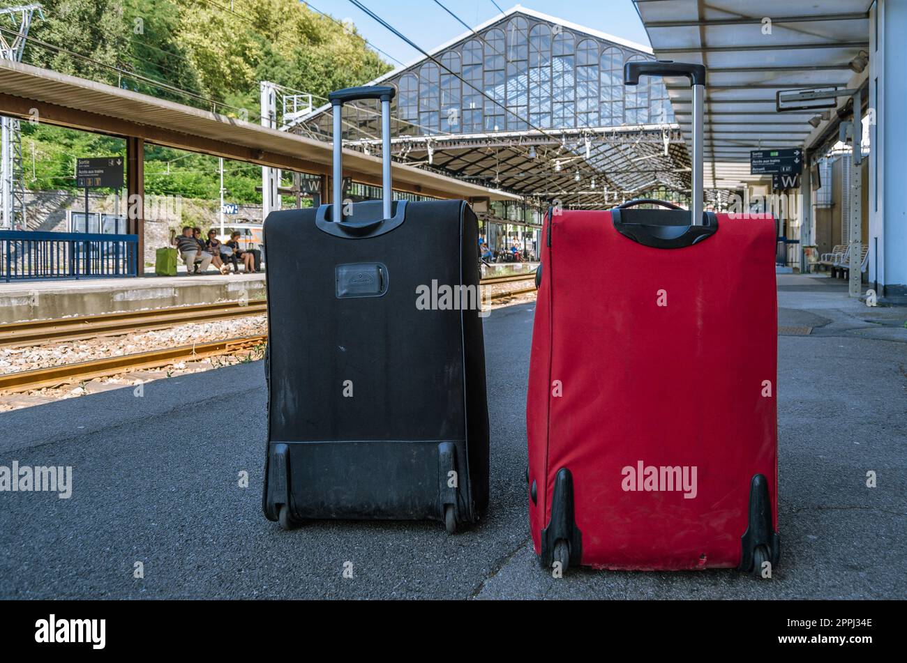 BAYONNE, FRANCE - 5 SEPTEMBRE 2013 : plateforme avec bagages à la gare de Bayonne, France Banque D'Images