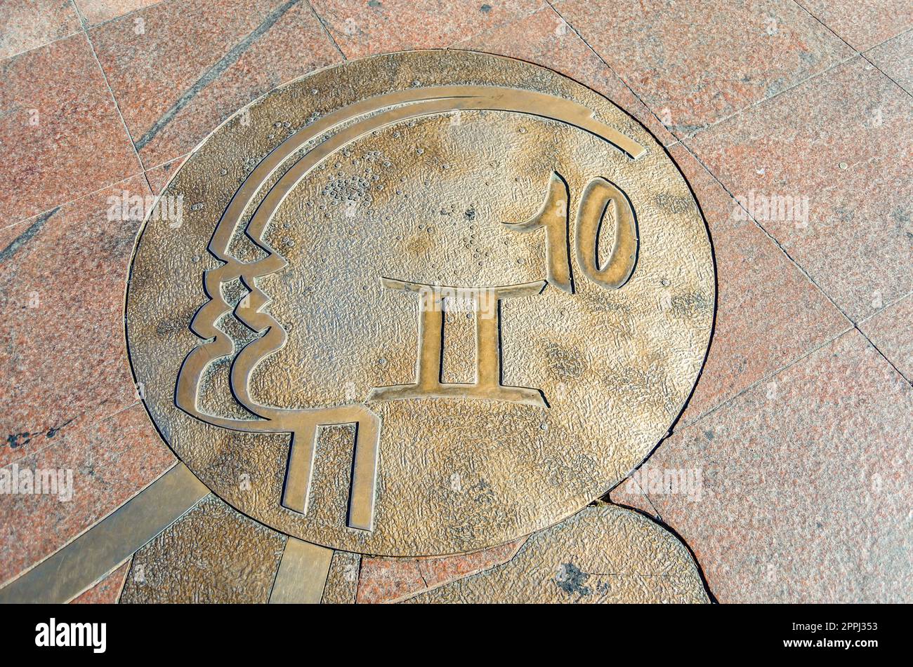 TOULOUSE, FRANCE - 5 SEPTEMBRE 2013 : représentation de signes du zodiaque, en bronze sur le trottoir de la place du Capitole à Toulouse, France, conçue par Raymond Moretti en 1995 Banque D'Images