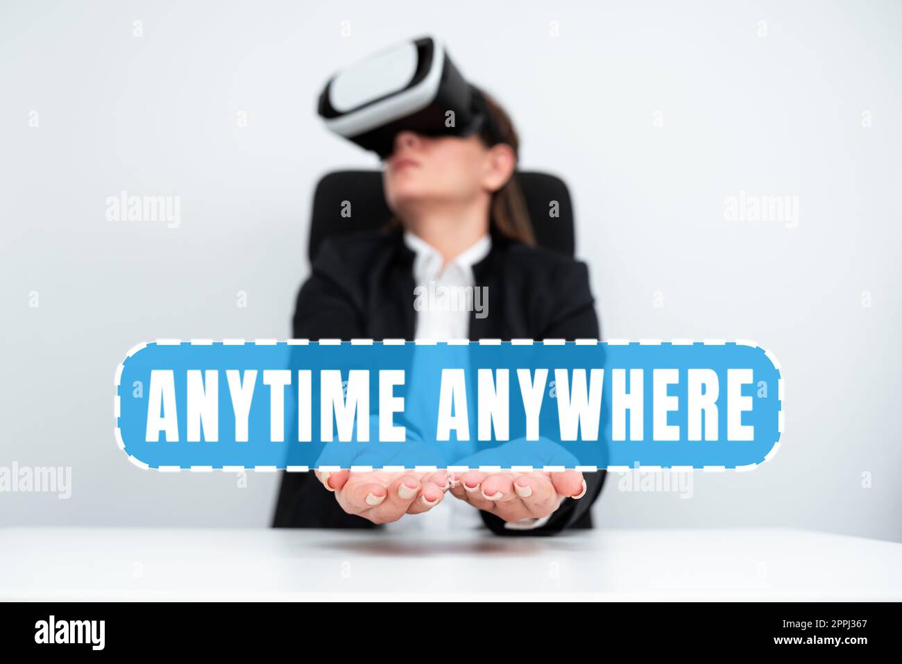 Affichage conceptuel à tout moment et en tout lieu. Approche d'affaires objectif atteignable lorsque vous travaillez ensemble à tout moment femme portant Virtual Reality Simulator pendant la formation professionnelle. Banque D'Images