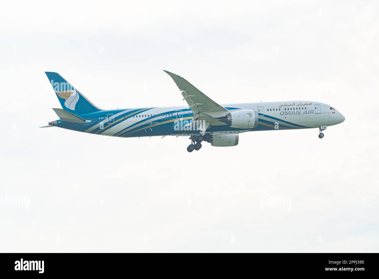 SAMUT PRAKAN, THAÏLANDE-14 OCTOBRE 2022 : avion commercial Oman Air volant dans le ciel. Avion de passagers en train de décoller ou d'atterrir. Compagnie aérienne nationale du Sultanat d'Oman. Vol international. Banque D'Images