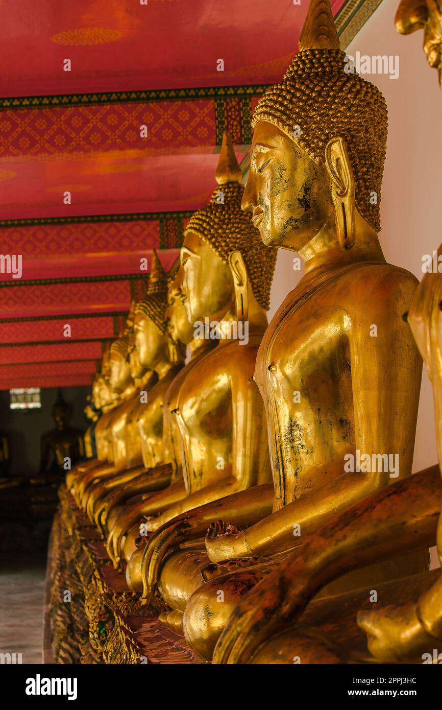 Magnifique Bouddha doré sur le piédestal, quelques murs blancs Banque D'Images