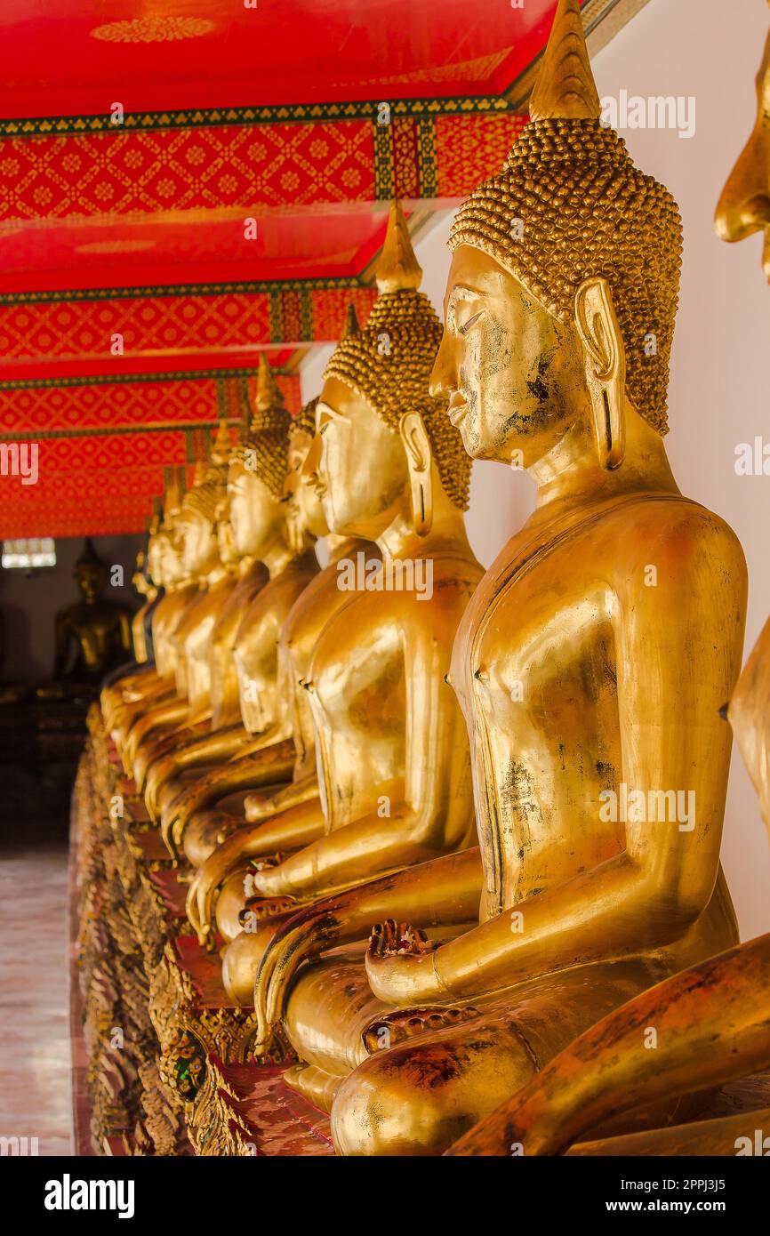 Magnifique Bouddha doré sur le piédestal, quelques murs blancs Banque D'Images