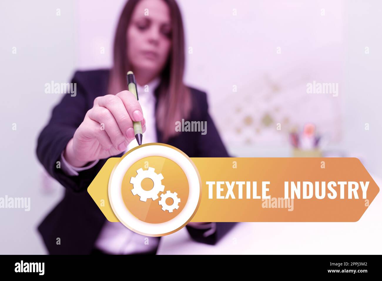Signe d'écriture à la main Industrie textile. Idée d'entreprise montrant qui promettent de s'aimer les uns les autres pour l'éternité Big Lightbulb dessin avec des messages importants écrits à l'intérieur. Banque D'Images
