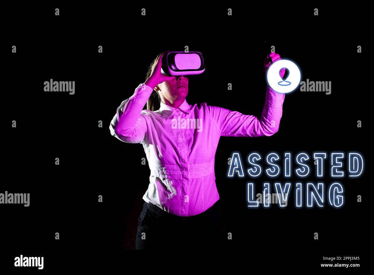 Ecriture avec affichage de texte de vie assistée. Personne de vitrine d'entreprise a accordé la permission de gérer l'accès ou de prendre des décisions Femme tenant stylo pendant la formation professionnelle par le biais de VR Headset. Banque D'Images