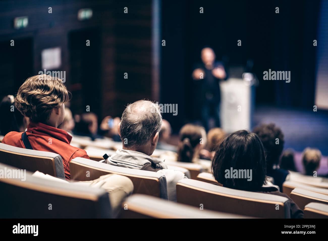 Intervenant dans la salle de conférence lors d'un événement professionnel. Vue arrière des personnes méconnues dans le public de la salle de conférence. Concept d'entreprise et d'entrepreneuriat. Banque D'Images