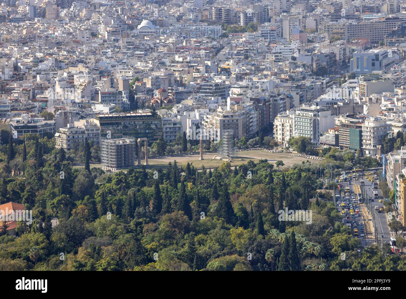 Vue aérienne de la ville avec le temple de Zeus Olympien depuis le mont Lycabette, Athènes, Grèce Banque D'Images