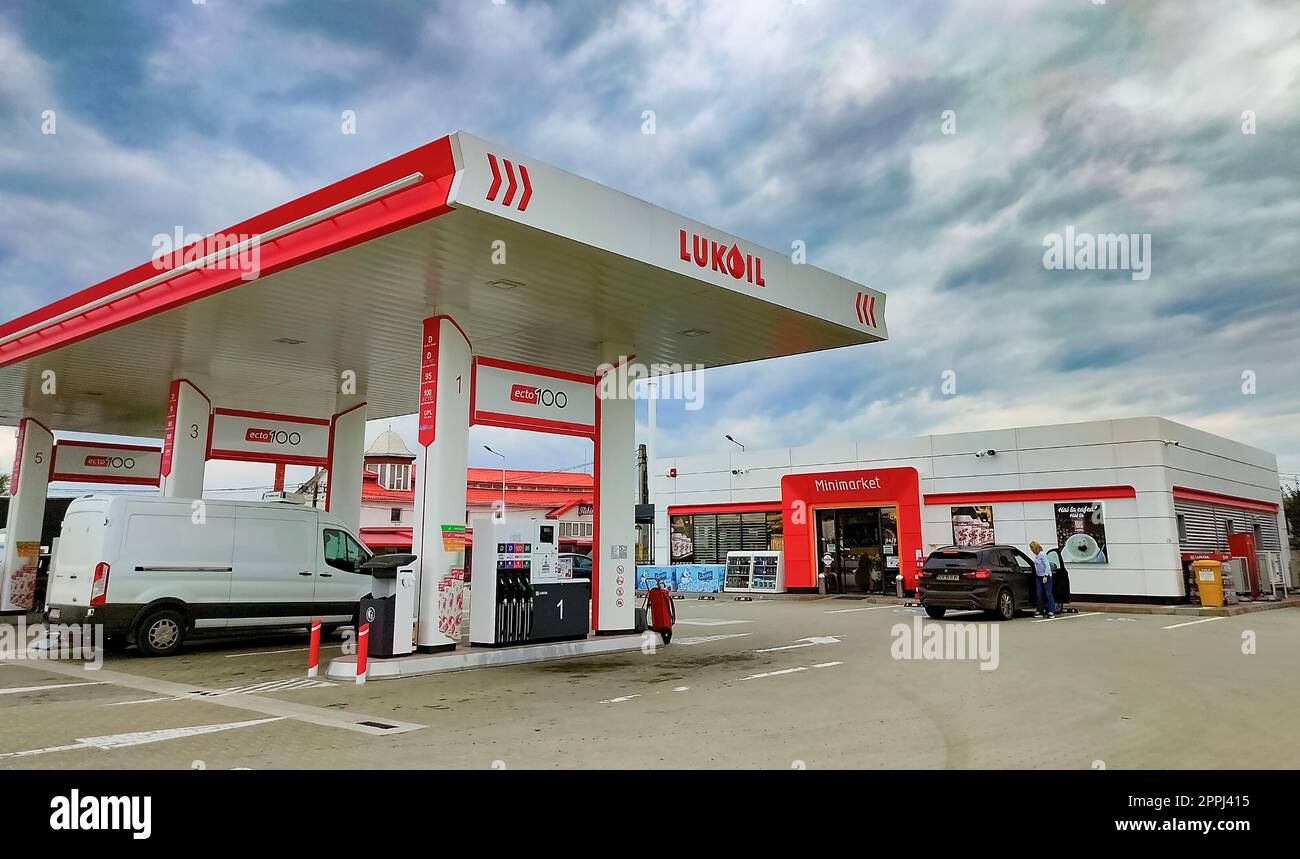 Brashov, Roumanie - 26 septembre 2022 : station d'essence Lukoil. Banque D'Images