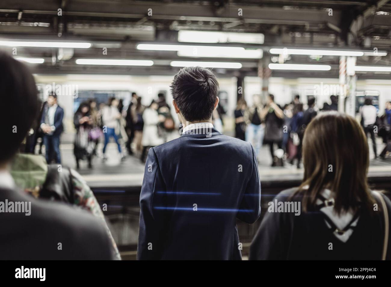 Les passagers qui voyagent par le métro de Tokyo. Banque D'Images
