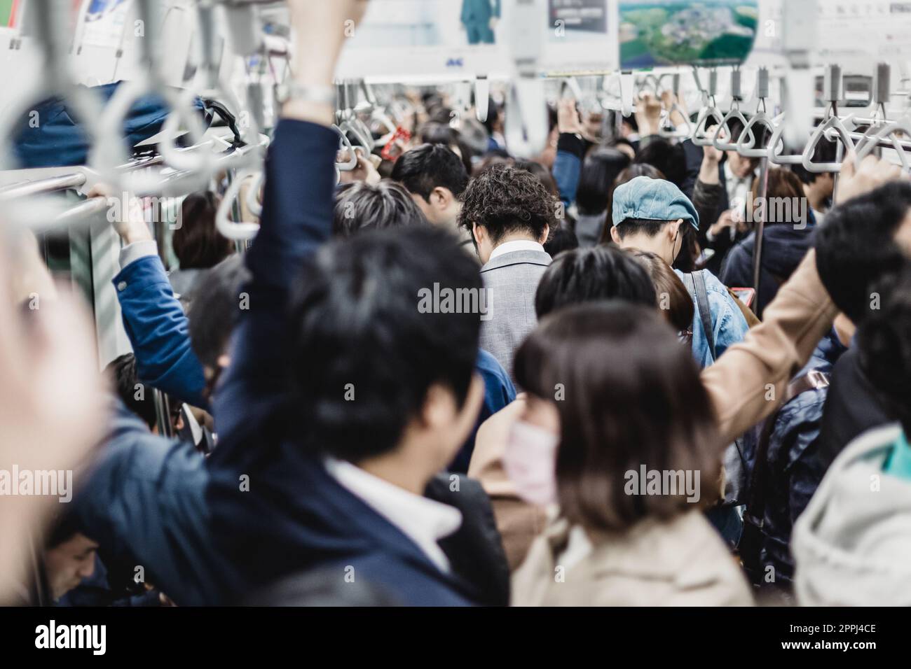 Les passagers qui voyagent par le métro de Tokyo. Banque D'Images
