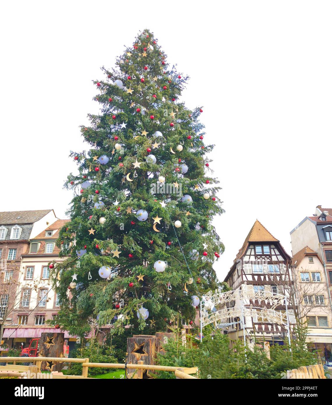 Sapin de Noël décoré sur la place Kleber dans la vieille ville de Strasbourg à jour, France Banque D'Images