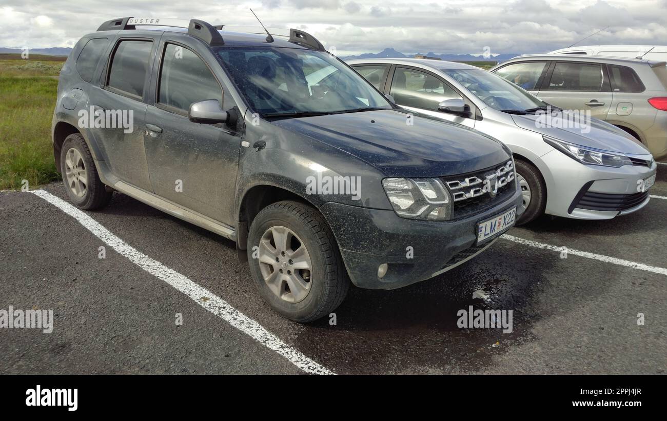 Voiture sale Dacia Duster garée dehors après un trajet tout-terrain en Islande Banque D'Images