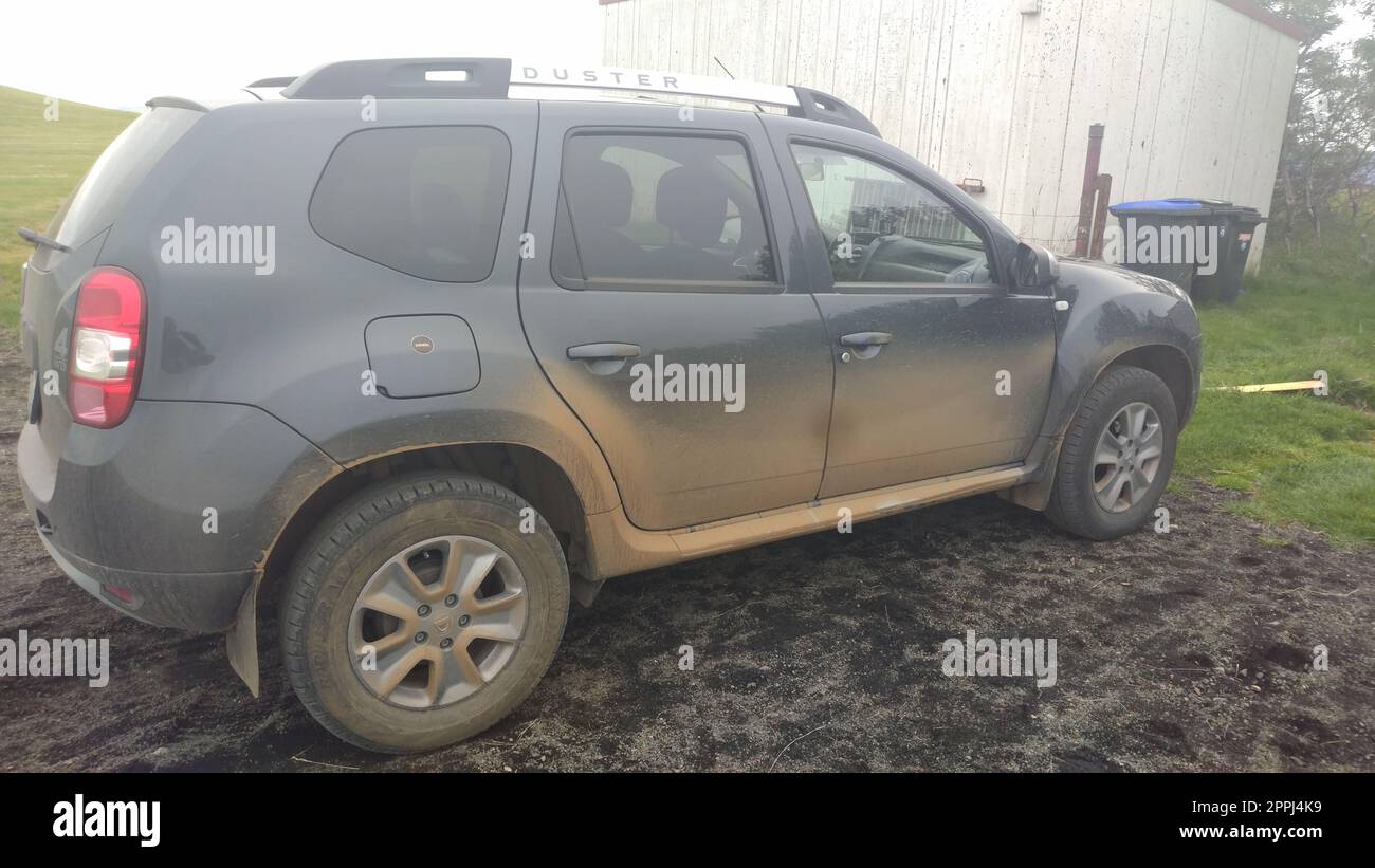 Sale voiture de Dacia Duster après un voyage tout-terrain en Islande Banque D'Images