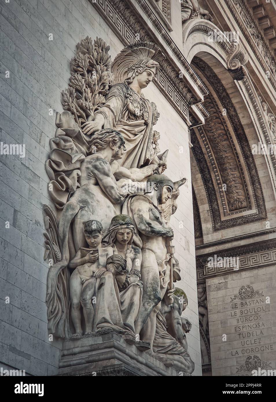 Gros plan sur les détails architecturaux de l'Arc de triomphe, Paris, France. La statue de la paix (la paix de 1815) orne un pilier de l'Arc de Triomphe avec la déesse de la victoire Minerve Banque D'Images