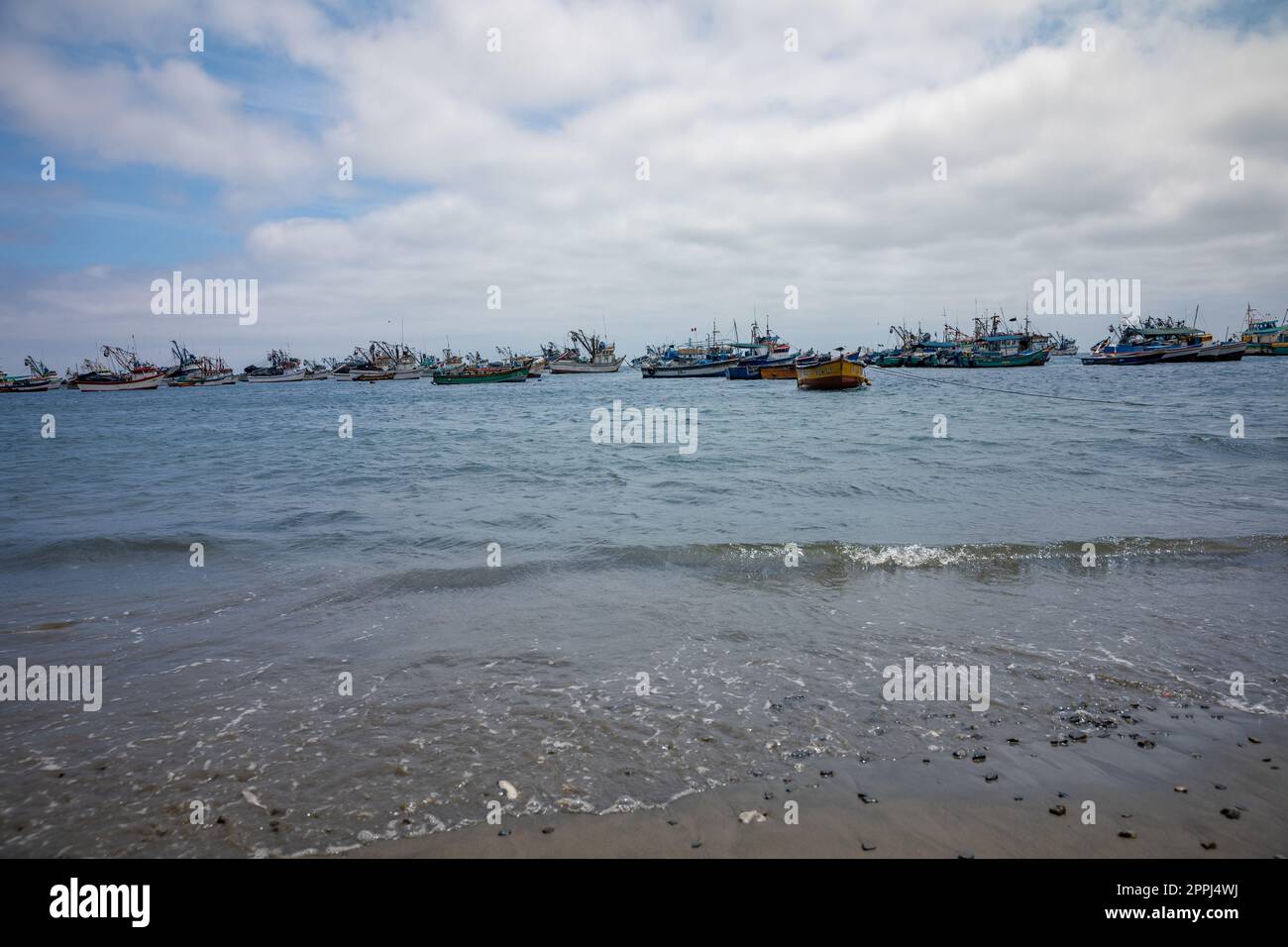 Pérou - 21 septembre 2022 : bateaux de pêche dans l'océan sur les rives du village Banque D'Images