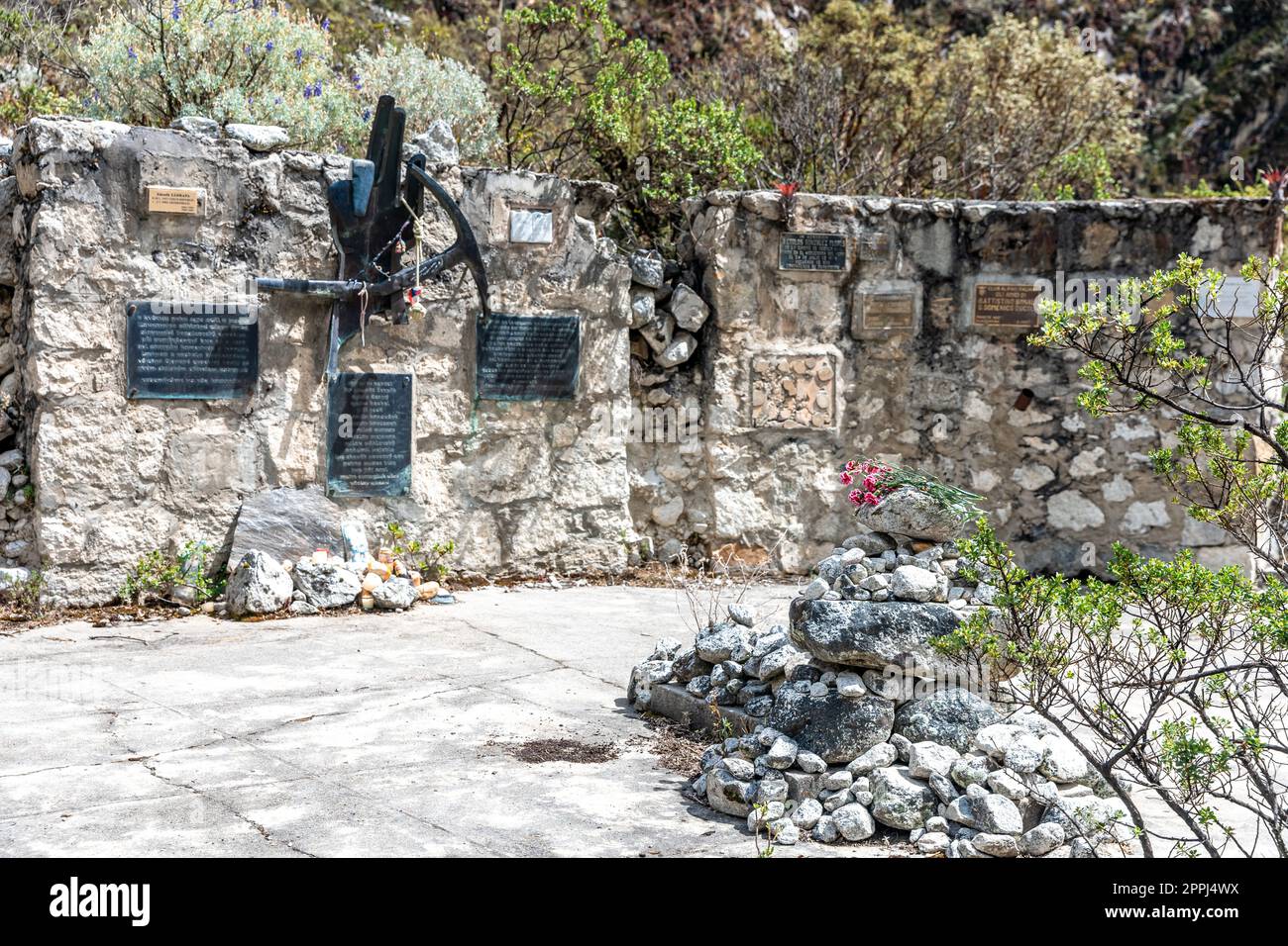 Pérou - 16 septembre 2022 : Monument à l'expédition tchécoslovaque d'alpinisme au Pérou qui a péri dans un glissement de terrain causé par le tremblement de terre du mont Huaskaran en 1970 Banque D'Images