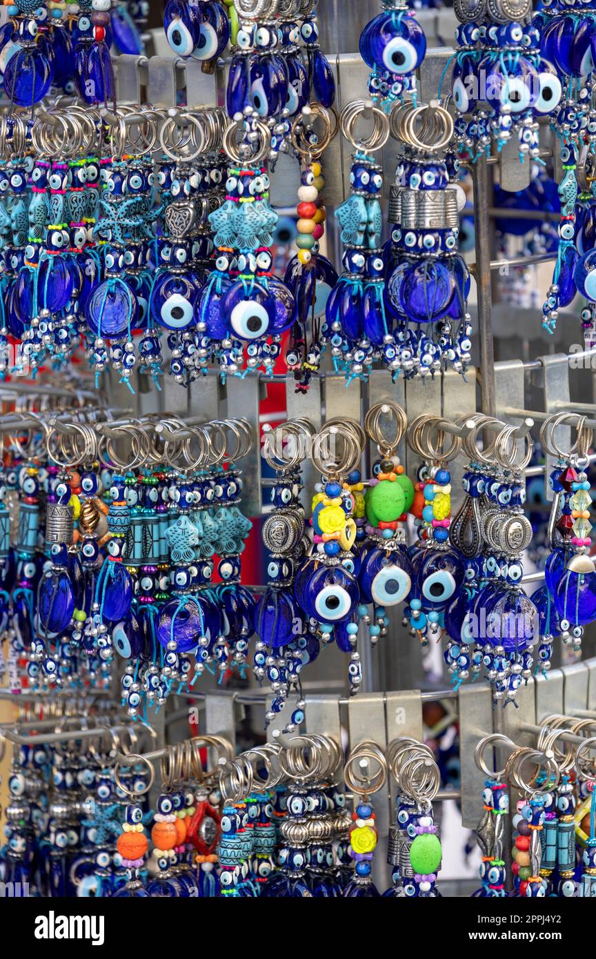 Boutique de souvenirs typique dans une rue dans le quartier de Plaka, porte-clés avec oeil de motif prophète, Athènes, Grèce Banque D'Images