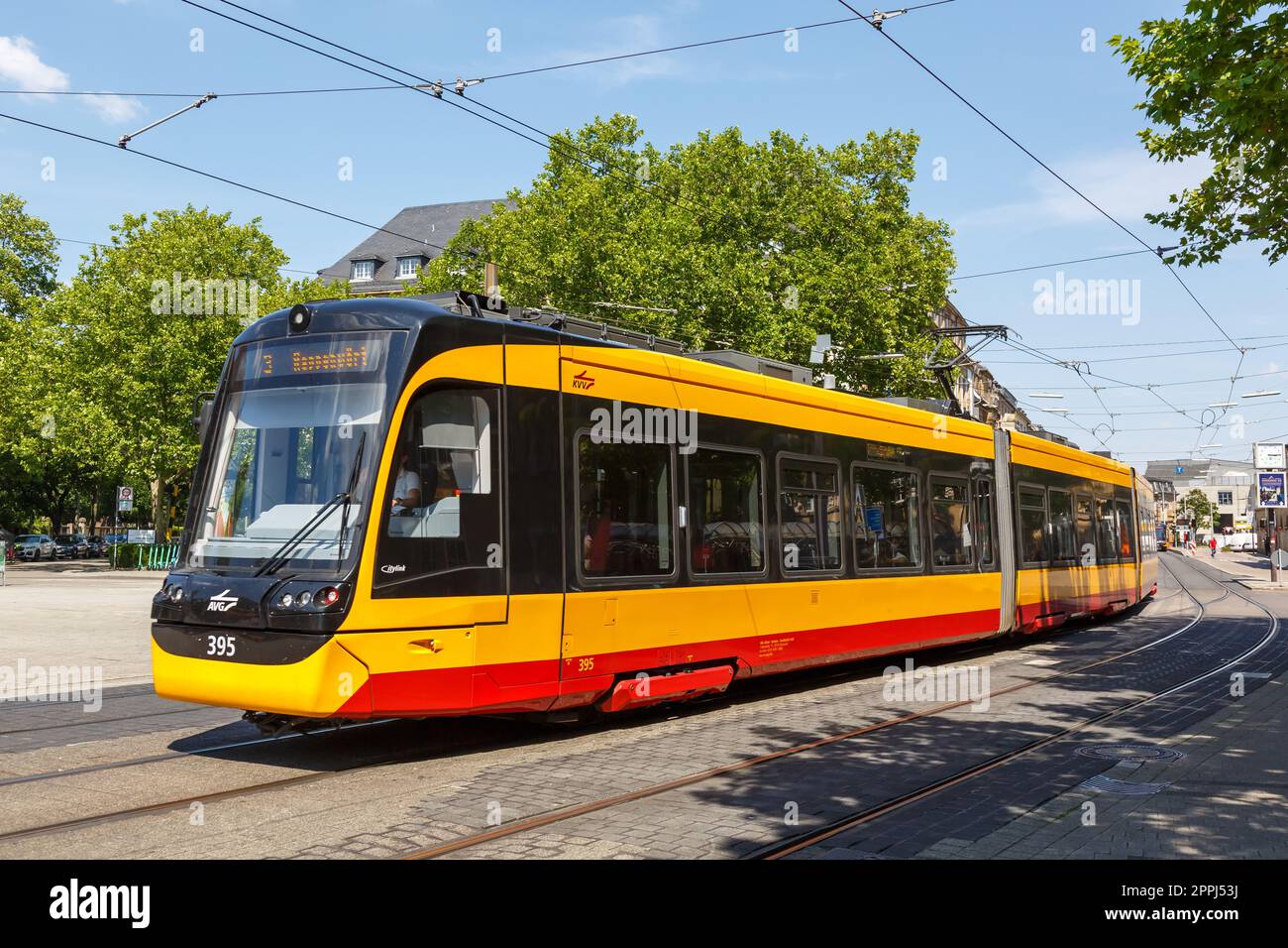 Train léger de tramway AVG de type Stadler CityLink transport en commun à l'arrêt de la gare principale à Karlsruhe, Allemagne Banque D'Images