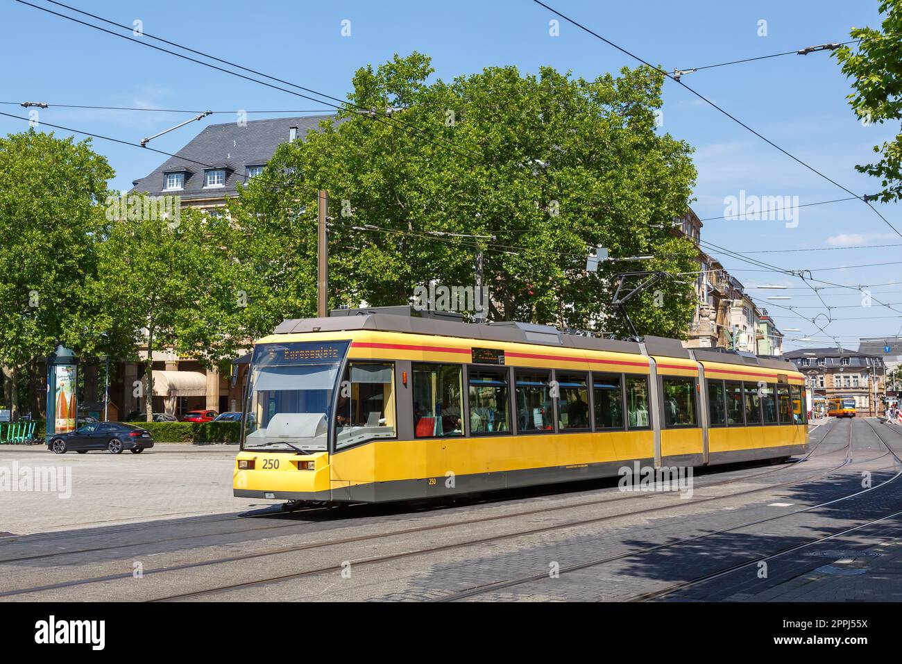 Tramway léger sur rail de type GT6 transport en commun à l'arrêt de la gare principale à Karlsruhe, Allemagne Banque D'Images