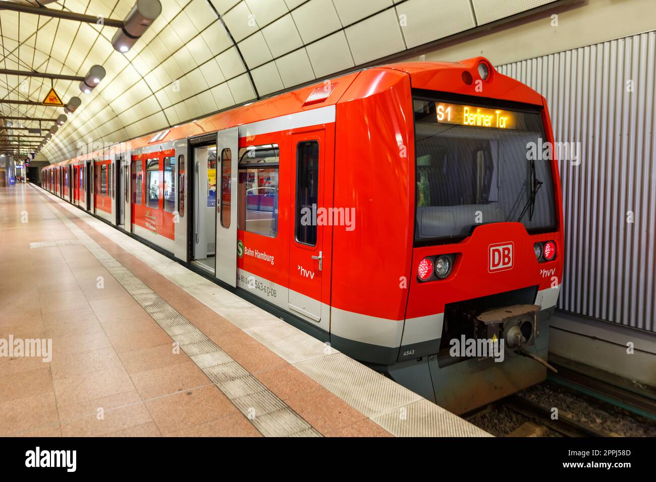 Train S-Bahn type BR 474 de la gare Deutsche Bahn aéroport de Hambourg en Allemagne Banque D'Images
