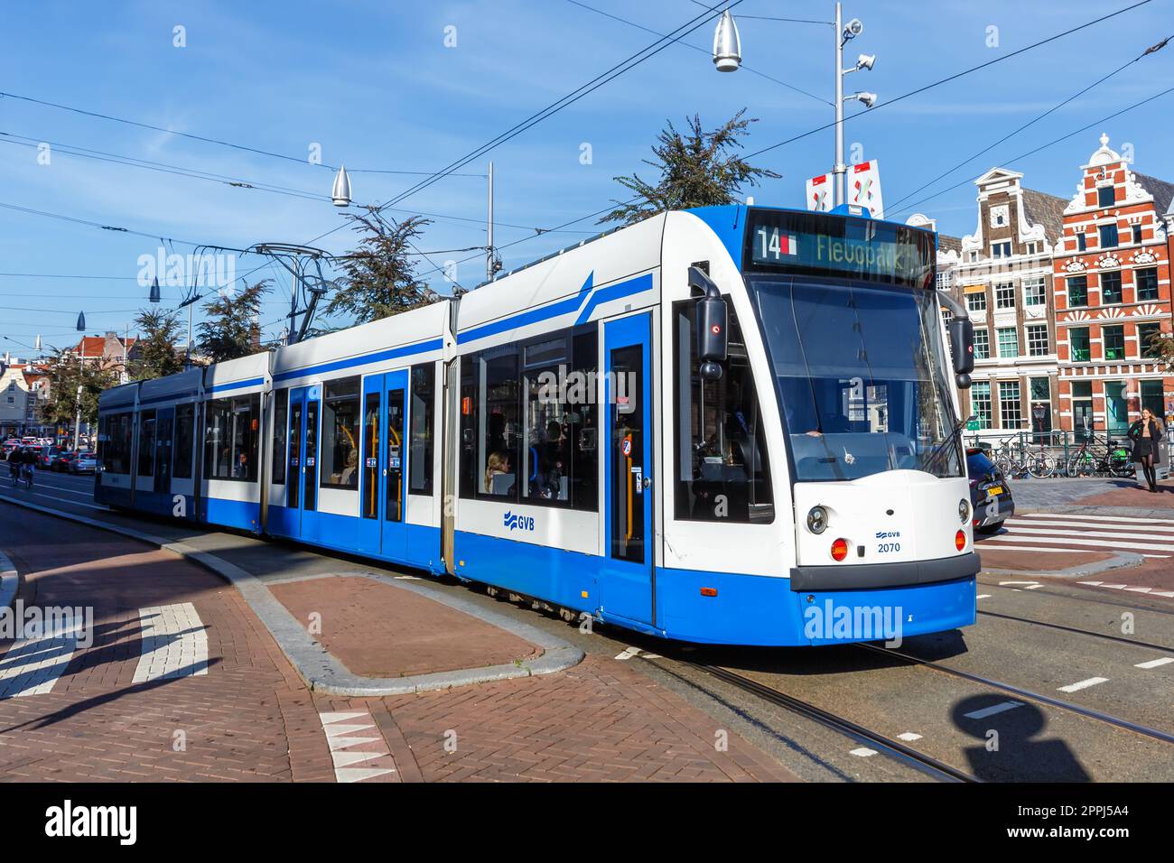 Siemens Combino tram transport public léger sur rail à Rokin à Amsterdam, pays-Bas Banque D'Images