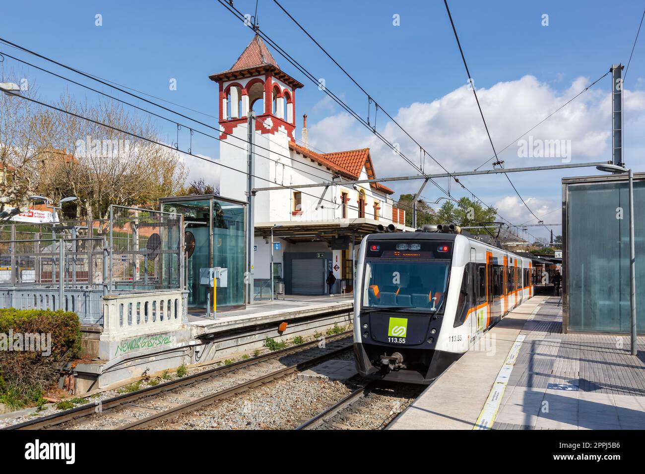 Train régional de banlieue FGC à la gare de Valldoreix à Barcelone, Espagne Banque D'Images