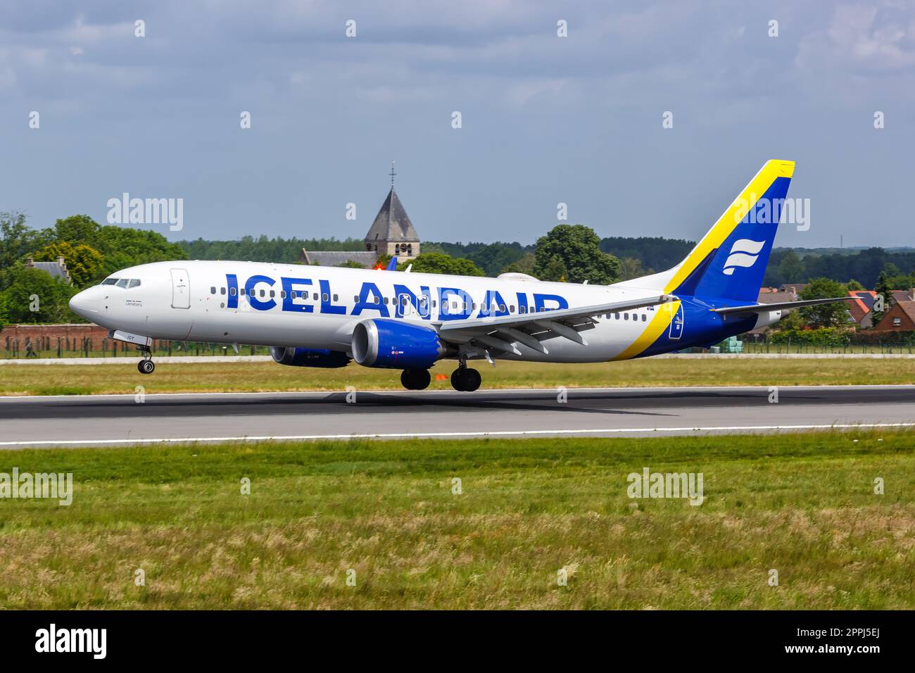 Icelandair Boeing 737 MAX 8 avion aéroport de Bruxelles en Belgique Banque D'Images