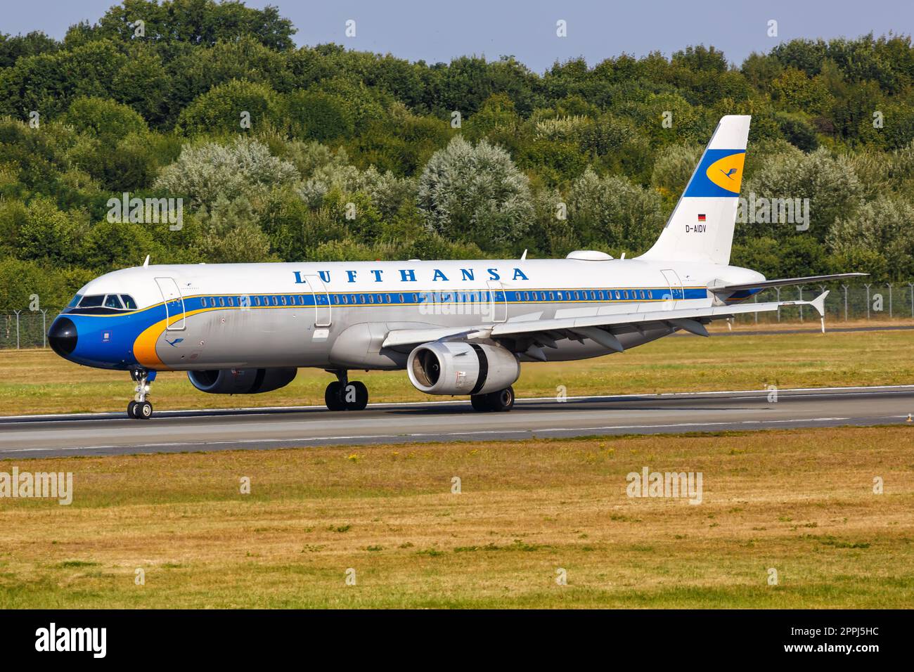 Lufthansa Airbus A321 avion aéroport de Hambourg en Allemagne Retro livrée spéciale Banque D'Images