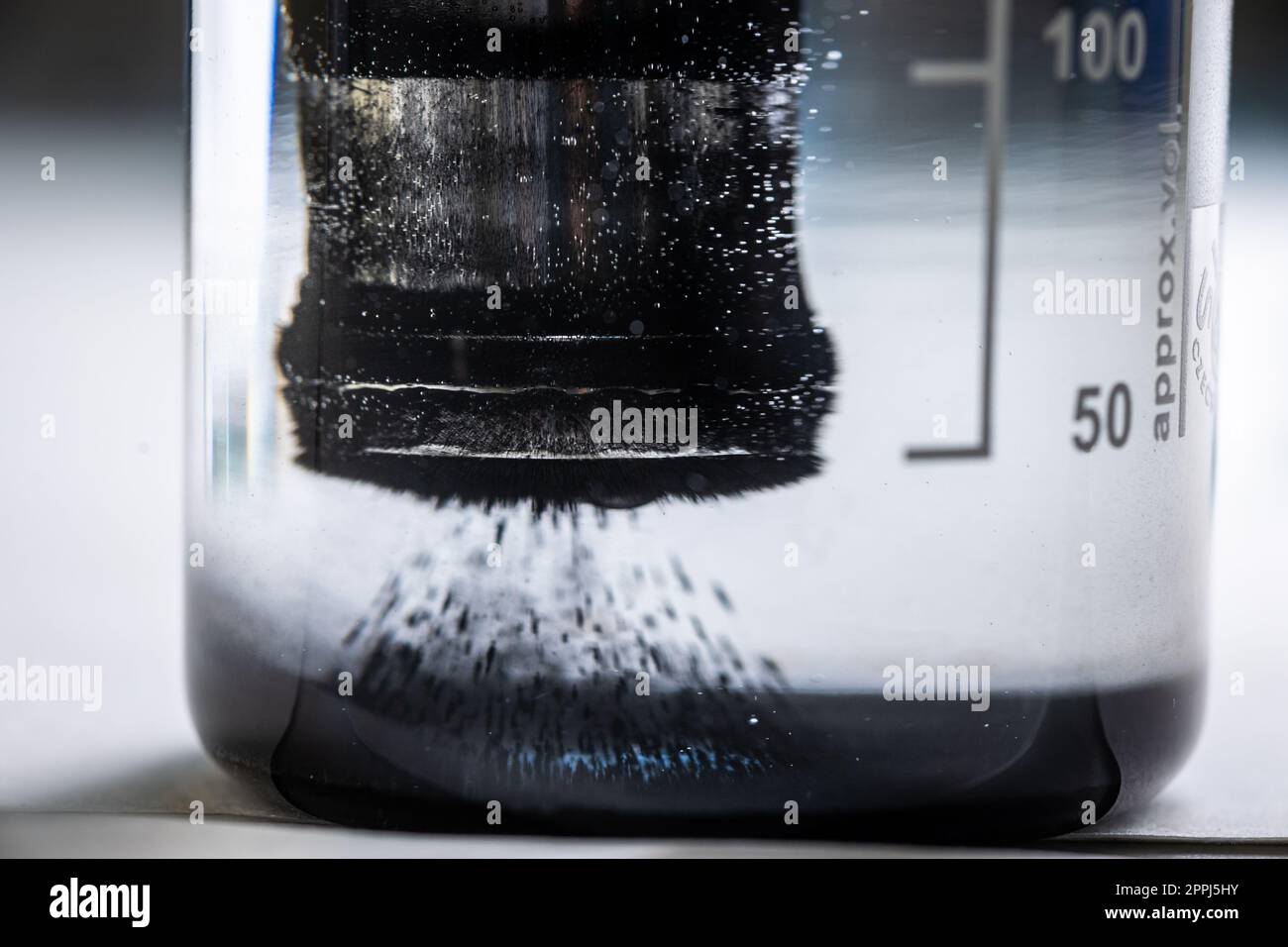 Nanoparticules de fer dans un laboratoire, utilisées pour nettoyer l'eau des polluants toxiques Banque D'Images
