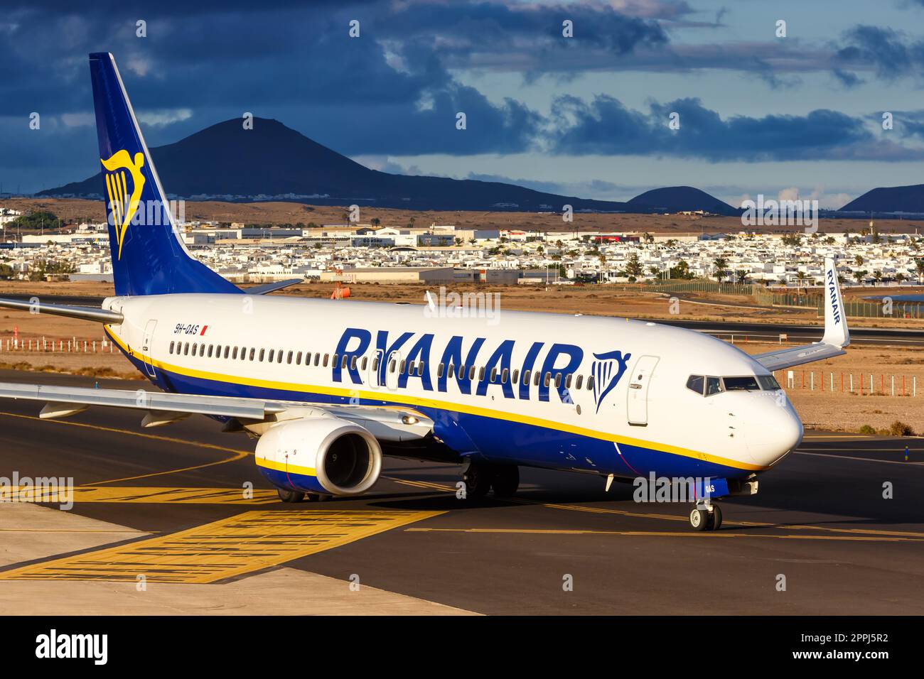 Avion Boeing 737-800 de Ryanair à l'aéroport de Lanzarote en Espagne Banque D'Images