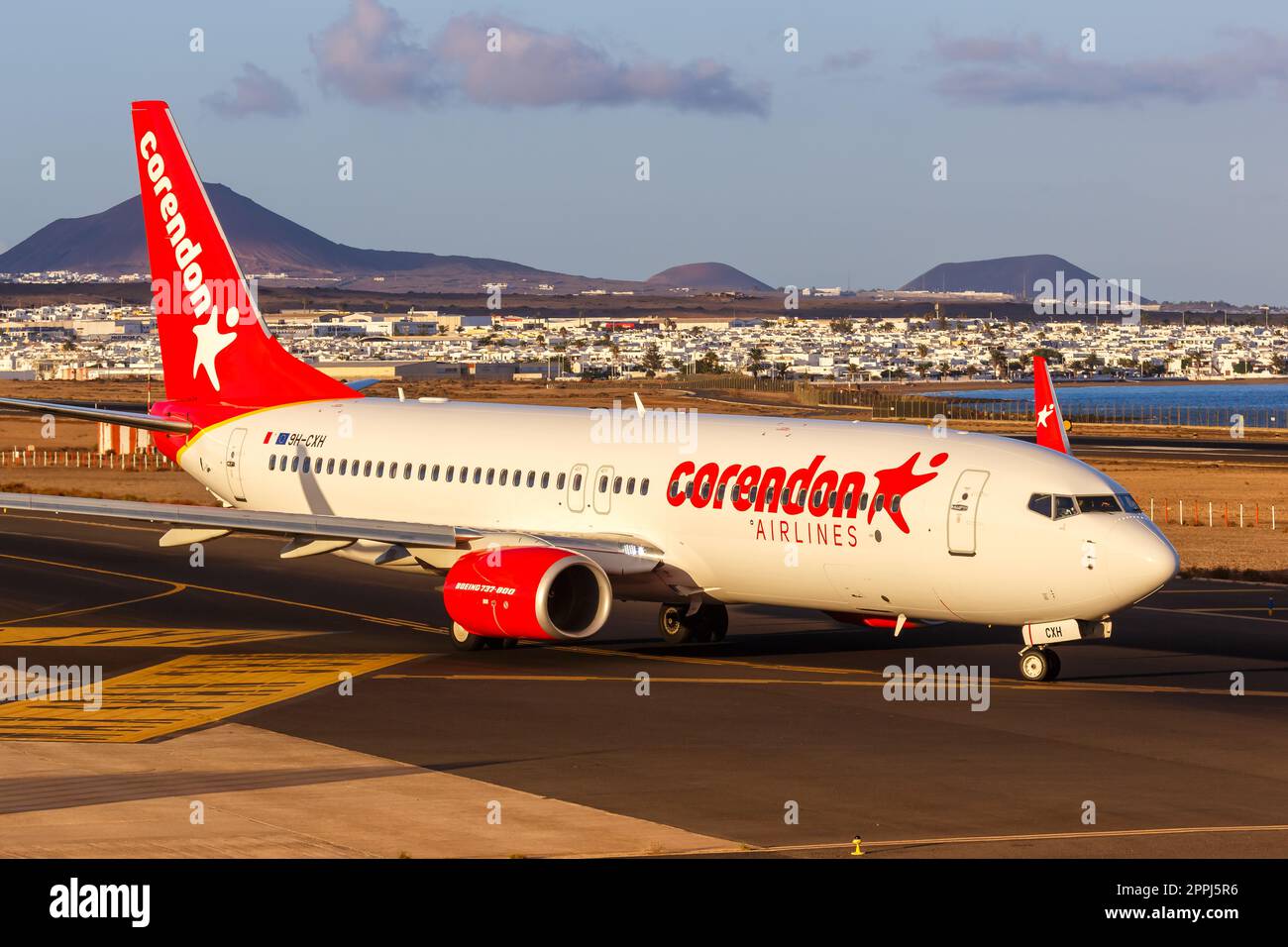 Avion Boeing 737-800 de Corendon Airlines à l'aéroport de Lanzarote en Espagne Banque D'Images