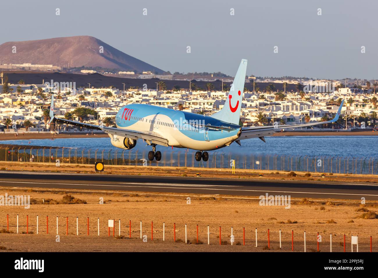 Avion TUI Boeing 737-800 à l'aéroport de Lanzarote en Espagne Banque D'Images
