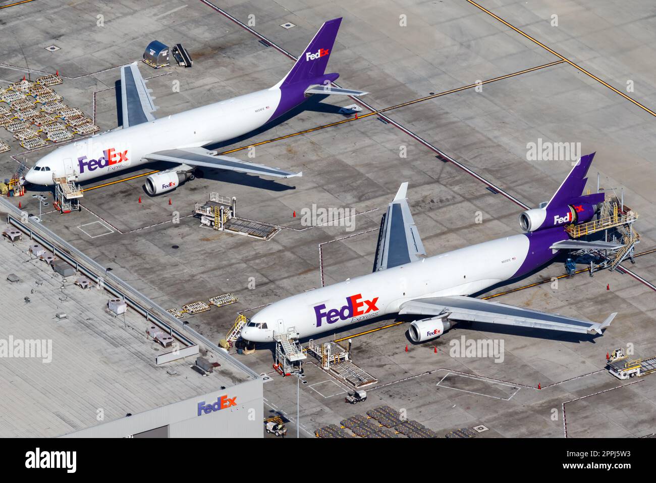 Les avions FedEx Express à l'aéroport de Los Angeles aux États-Unis vue aérienne Banque D'Images