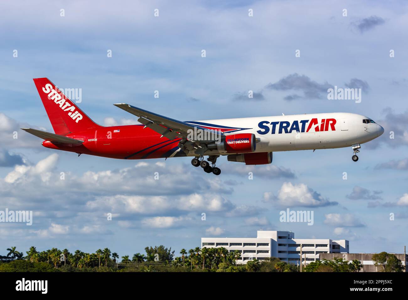 Avion StratAir Boeing 767-300(ER)(BDSF) à l'aéroport de Miami aux États-Unis Banque D'Images