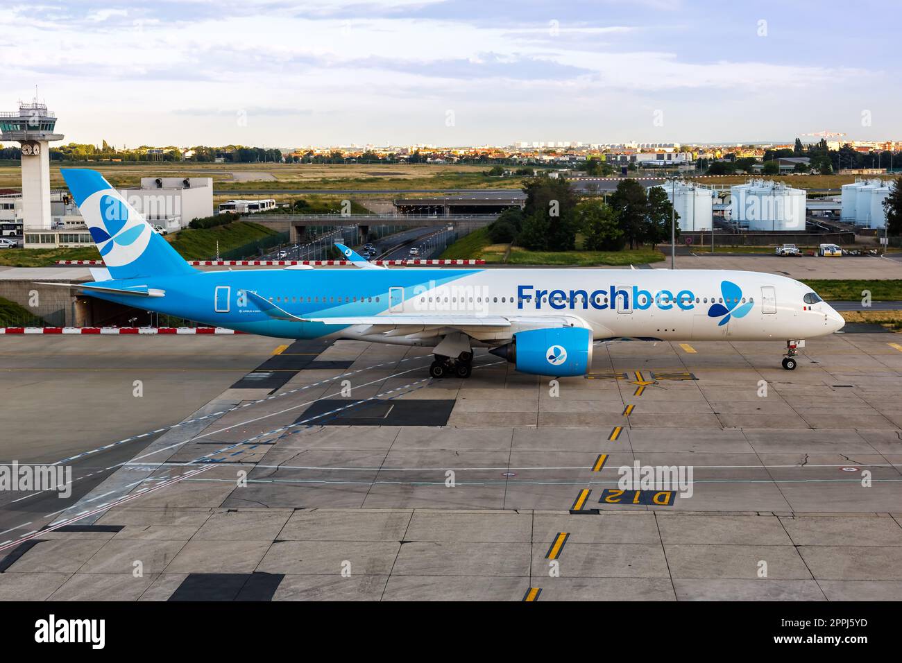 Avion Frenchbee Airbus A350-900 à l'aéroport de Paris Orly en France Banque D'Images