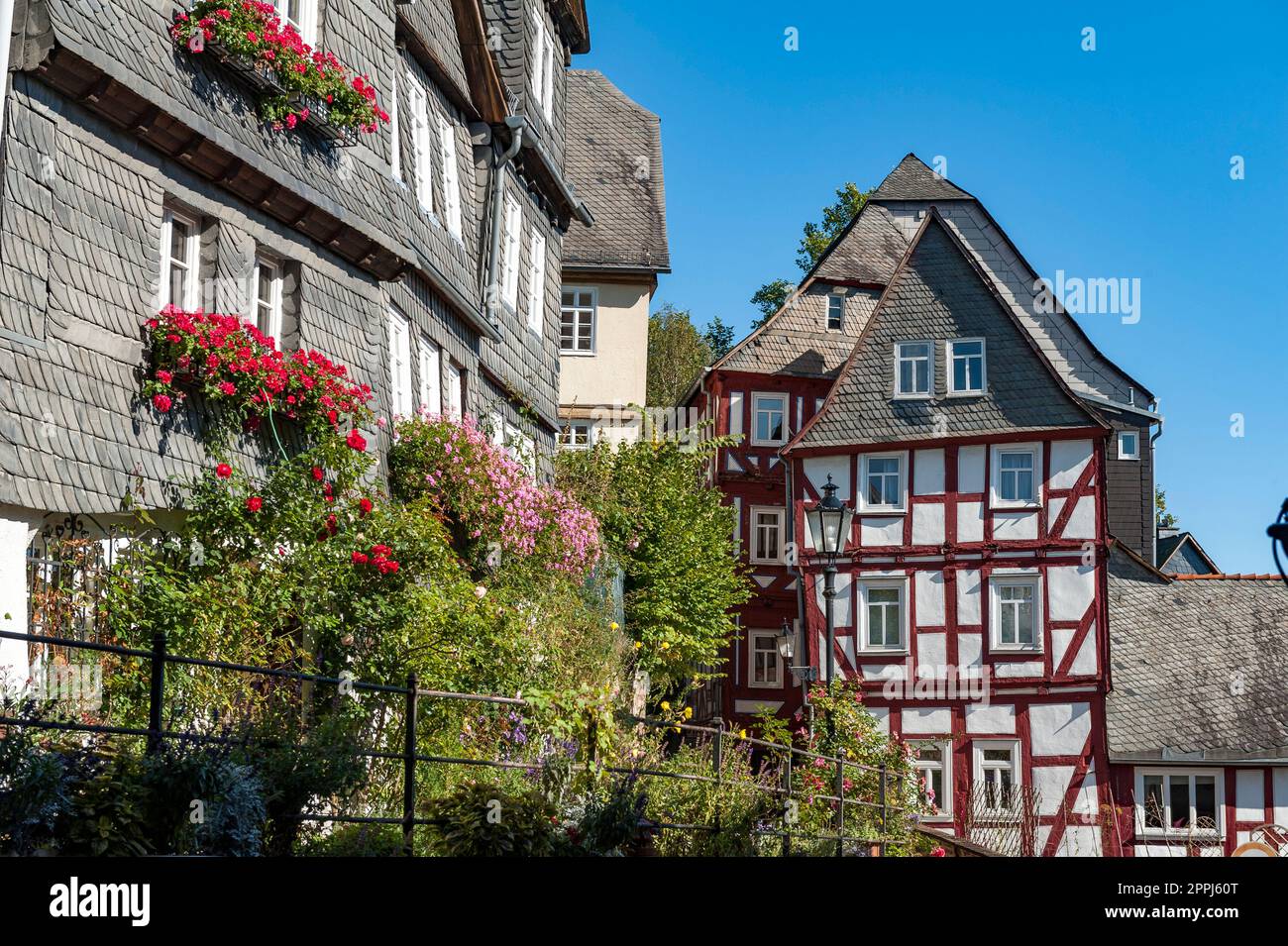 Rangée de maisons de bâtiments à colombages avec plantes de balcon fleuries dans la vieille ville historique de Marburg an der Lahn, Hesse, Allemagne Banque D'Images