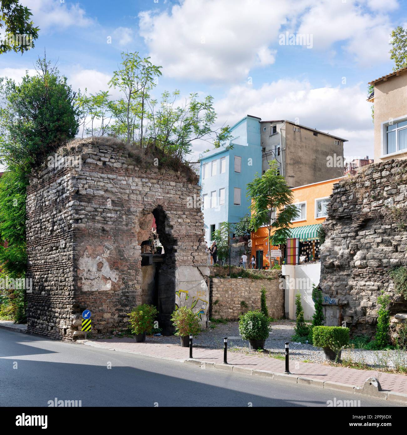 Ruines de vieux murs de briques de pierre dans le district de Balat, Istanbul, Turquie Banque D'Images