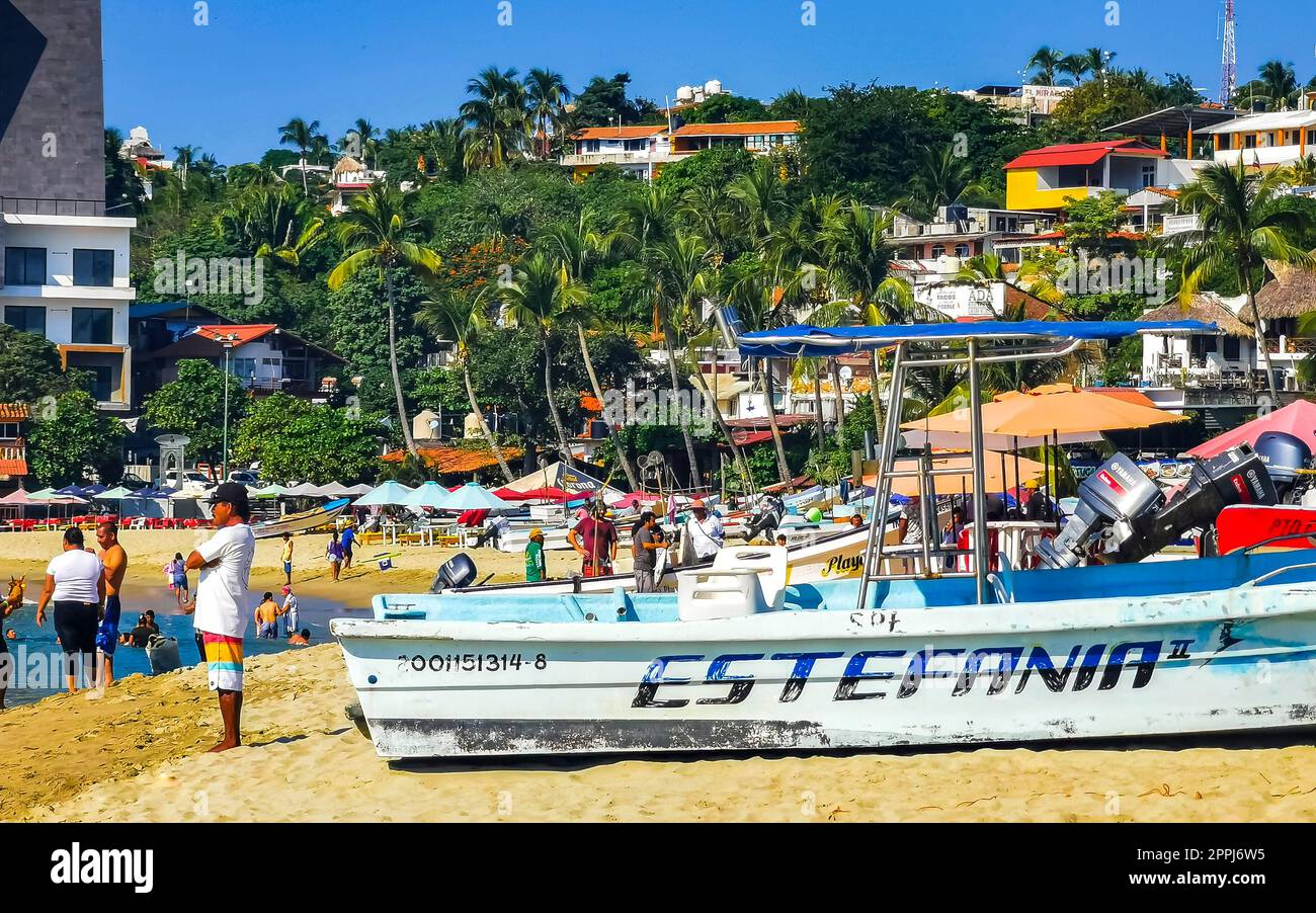 Bateaux de pêche à la plage du port à Puerto Escondido Mexique. Banque D'Images